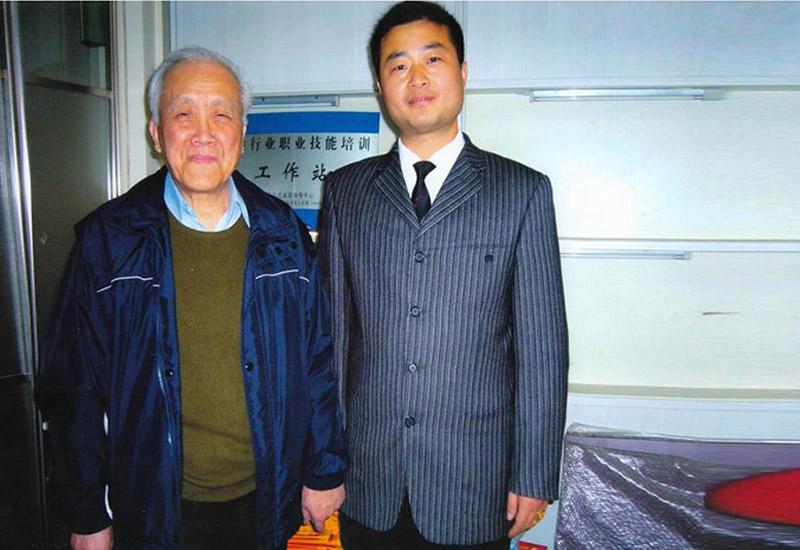 公司總經理周成先生與國際反射學導師、中國足健會會長杭雄文先生合影